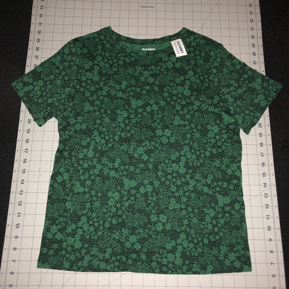 Old Navy. Short Sleeve Top. Size Medium Tall. Green Color. NWT.